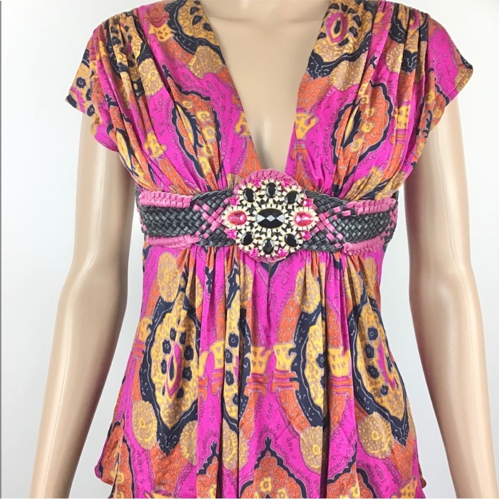 Sky top V-neck with metal flower brooch.